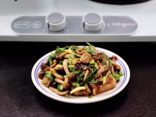 16、蟹味菇爆花肉,啦啦啦，鲜美无比又营养的蟹味菇爆花肉就出锅咯。