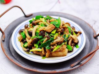 17、蟹味菇爆花肉,色泽诱人又营养丰富。