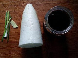 1、响油萝卜丝,准备好食材