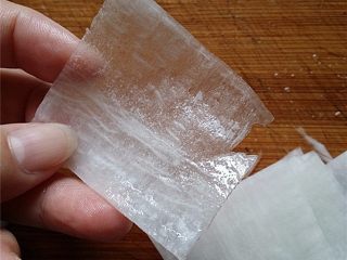 2、响油萝卜丝,萝卜去皮洗净后切簿片