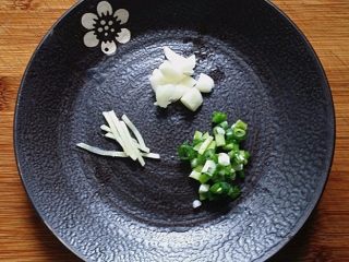 7、响油萝卜丝,准备好葱沫，蒜沫和姜丝