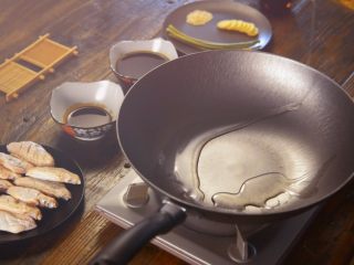 3、不炸不烤，告诉你什么才是完美的鸡翅做法,在锅内倒入少许油