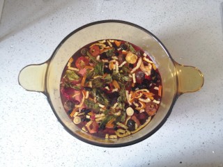 3、夏季消暑饮品—冰镇酸梅汤,倒入清水浸泡一个小时