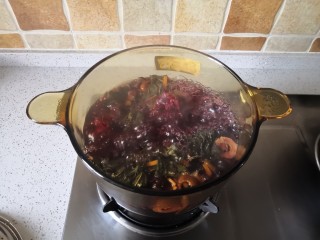 4、夏季消暑饮品—冰镇酸梅汤,浸泡后开大火煮至沸腾，转中小火继续煮30分钟。