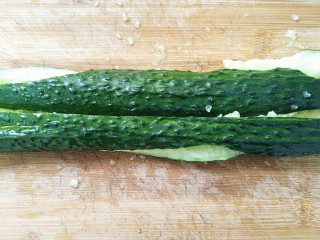 3、拍黄瓜,用刀背拍碎!