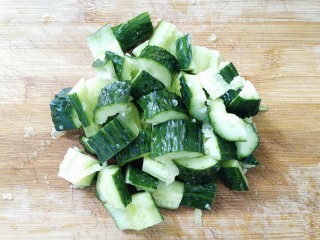 4、拍黄瓜,切成这样的小块!