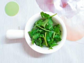 9、拍黄瓜,切成大小相等的香菜节!