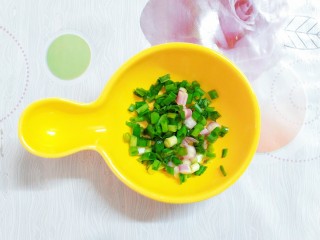 11、拍黄瓜,切成葱沫!