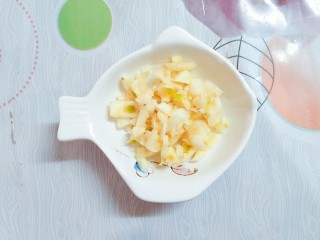 12、拍黄瓜,大蒜五瓣拍碎,切成蒜末!