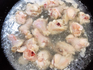 7、黄焖鸡块,锅中烧开水，放入鸡翅根，煮去血水。