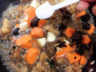 15、黄焖鸡块,再加入胡萝卜、山药，再加入1勺盐，继续炖煮。