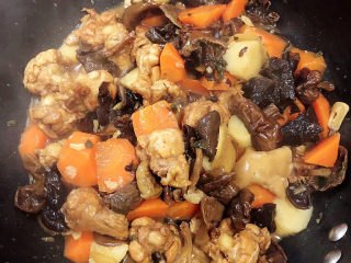 16、黄焖鸡块,中小火儿大约炖煮20分钟，即可出锅了。