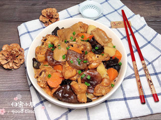17、黄焖鸡块,一盘色香味俱全的黄焖鸡块就做好了，和传说中的小鸡炖蘑菇有点像哟！