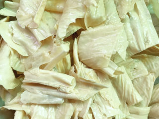 2、青椒腐竹炒木耳,泡软后切成段