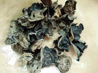 3、青椒腐竹炒木耳,干木耳放入碗中