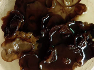 6、青椒腐竹炒木耳,泡软后却掉根部、清洗杂质