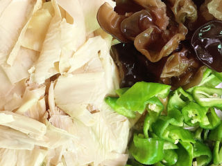 9、青椒腐竹炒木耳,备用。