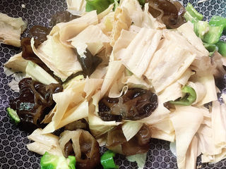 15、青椒腐竹炒木耳,加入少许清水，放入生抽炒熟