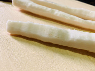 2、山药炒肉片,削皮；