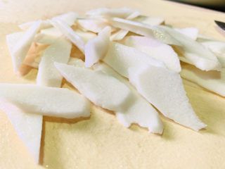 3、山药炒肉片,切薄片；