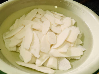 4、山药炒肉片,浸泡水里，防止变色；