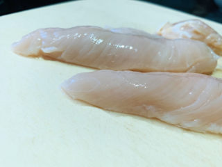 5、山药炒肉片,鸡胸肉洗净；