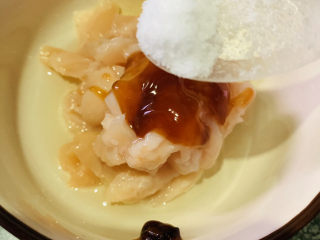 8、山药炒肉片,加少许盐；