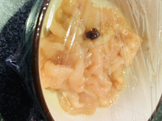 9、山药炒肉片,盖上保鲜膜腌制，我是中午放冰箱，晚上拿出来炒；