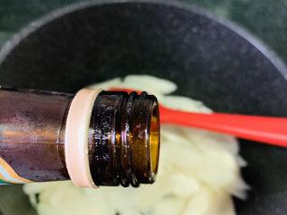 14、山药炒肉片,加料酒，大火 炒香；