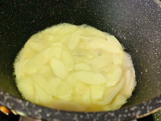 15、山药炒肉片,如果想吃脆的山药，就这会加肉片起锅，我想吃糯的山药，就加水煮一会；