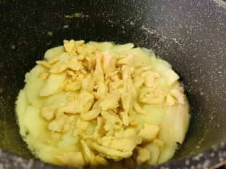 17、山药炒肉片,差不多收汁，加鸡胸肉；