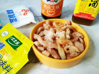 1、#猪年#糖醋里脊,里脊肉切成长条状，放入图中所有的调料