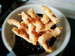 6、#猪年#糖醋里脊,锅里油烧热，放入里脊肉炸制图中状态