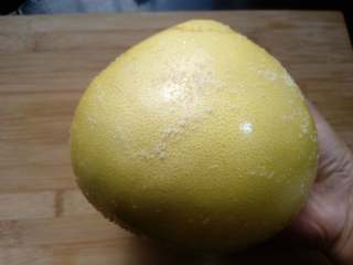 1、蜂蜜柚子茶,柚子一只,用盐在表皮搓揉,去除表皮上的腊,用水中清洗干净。