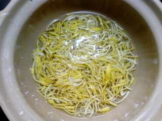 6、蜂蜜柚子茶,锅里放水,把浸泡过的柚子皮放入,熬的锅最好是不锈钢锅或砂锅、不粘锅等,不要用铁锅来做,以免引起变色。