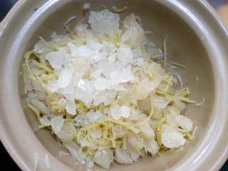 11、蜂蜜柚子茶,熬的中间一定要勤搅拌,不然会粘到锅底。随着水份的蒸发,柚子糖水会越来越粘稠。