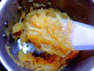 12、蜂蜜柚子茶,直熬到呈黏稠的状态,柚子皮变得金黄微微有光泽。时间上可能需要半个小时到一个小时,具体时间要看你水量和柚子量的多少。