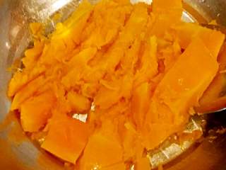 4、南瓜包子（小葱鲜肉馅）,取出，倒入容器内摊凉，捣烂。