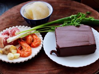 1、肉片海虾烩猪血,首先备齐所有的食材，猪血提前用淡盐水浸泡半小时。