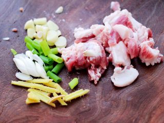 2、肉片海虾烩猪血,把猪肉洗净后，用刀切成薄片，大蒜切成薄片，葱姜切丝。