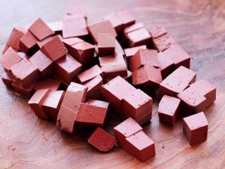 3、肉片海虾烩猪血,把浸泡后洗净的猪血，用刀切成小方块。