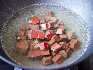 4、肉片海虾烩猪血,锅中倒入适量的清水，倒入5克料酒和适量的盐，把猪血进行焯水，大火煮沸后，看见猪血变色，即可捞出冲洗干净后，沥干水分。