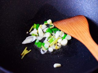 5、肉片海虾烩猪血,锅烧热后，倒入花生油烧至六成热时，爆香葱姜蒜。