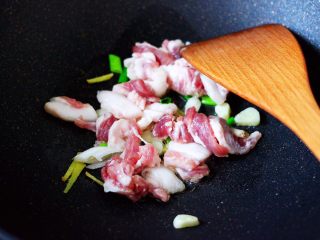 6、肉片海虾烩猪血,放入切片的猪肉，继续大火翻炒片刻，看见猪肉变色的时候。