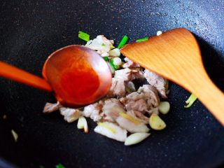 7、肉片海虾烩猪血,这个时候加入剩下的5克料酒去味。