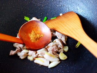 8、肉片海虾烩猪血,加入花椒粉增加香味。