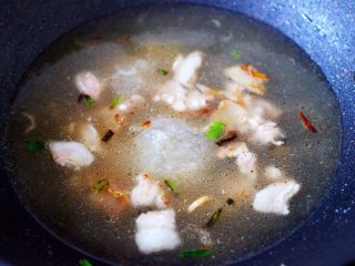 11、肉片海虾烩猪血,倒入鸡汤，没有鸡汤可以最近加清水或是加骨头汤。