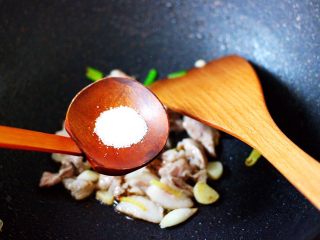 9、肉片海虾烩猪血,再根据个人口味，加入适量的盐调味。