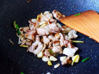 10、肉片海虾烩猪血,大火继续翻炒至猪肉断生时。