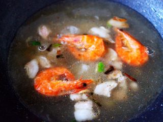 12、肉片海虾烩猪血,放入煮熟的海虾。